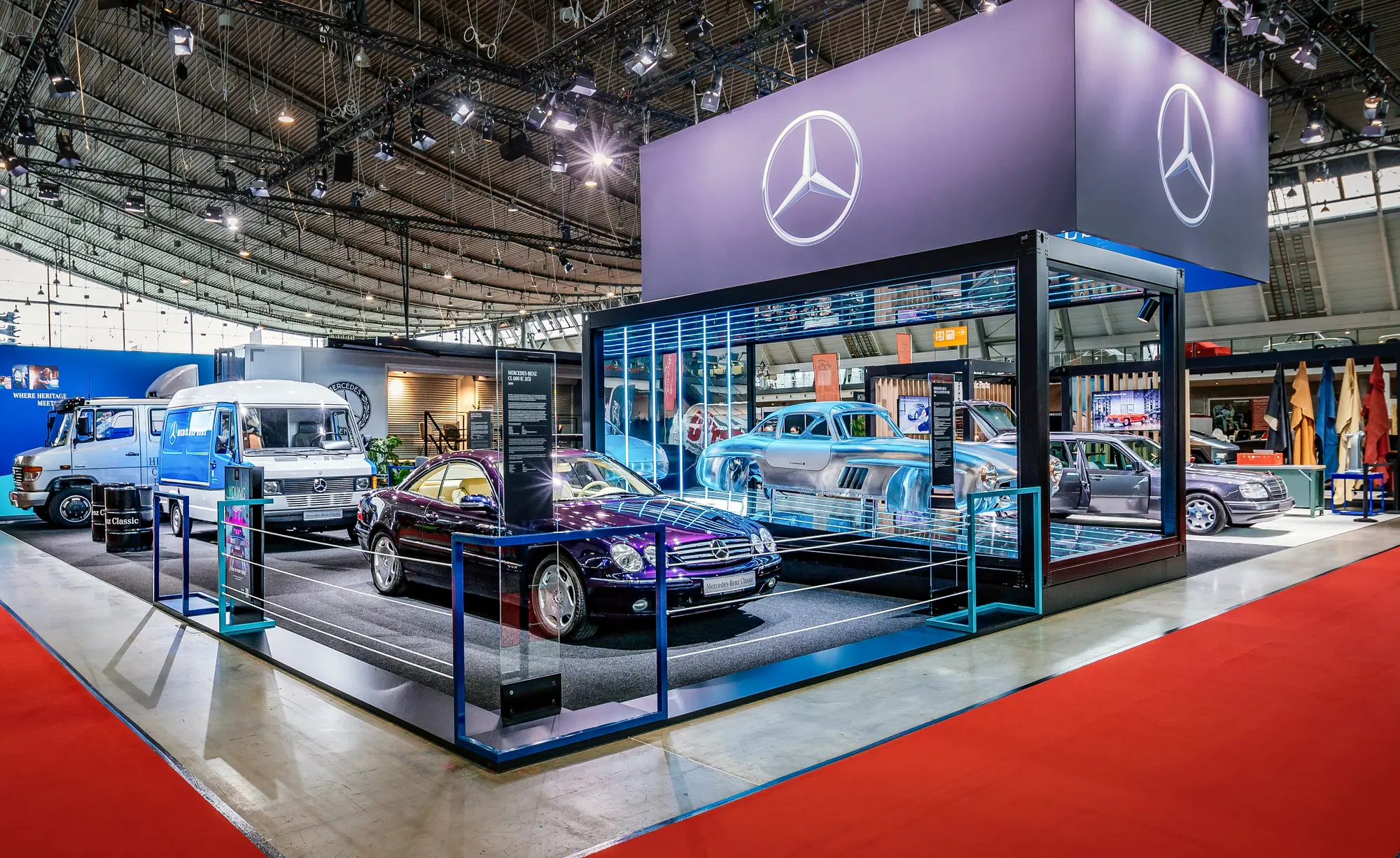 Mercedes-Benz Classic Ausstellungsfläche mit historischen Fahrzeugen
